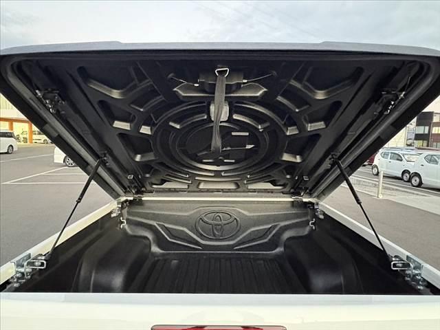 ハイラックス Ｚ　後期　禁煙車　４ＷＤ　ディーゼル　ターボ　純正ナビ　フルセグ　ＢＴ　Ｂモニタ　レーダークルーズ　プリクラ　クリアランスソナー　ＬＤＡ　オートＬＥＤ　Ｐガラス　ＥＴＣ　電格ヒーターミラー　革巻ステア（20枚目）