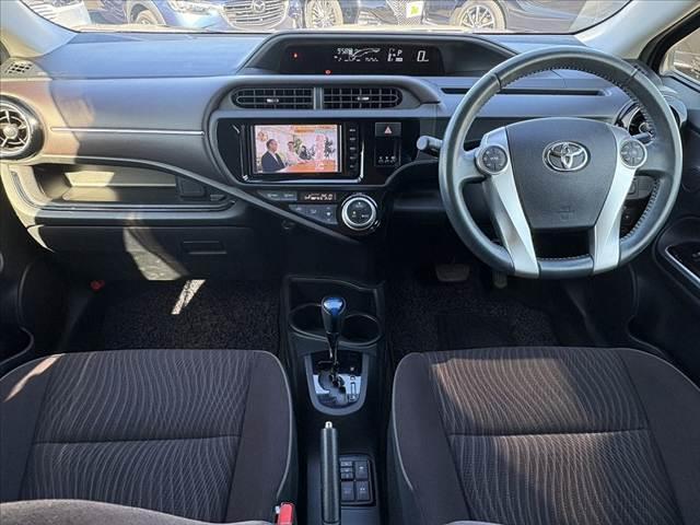 アクア Ｇ　中期　禁煙車　車検整備付　スマートキーＸ２　オートＬＥＤ　フォグ　Ｆシートヒーター　純正ＳＤナビ　フルセグ　ＢＴ　ＤＶＤ　Ｂカメ　ステリモ　クルコン　ＥＴＣ　電格ミラーウインカー　革巻きステア（2枚目）
