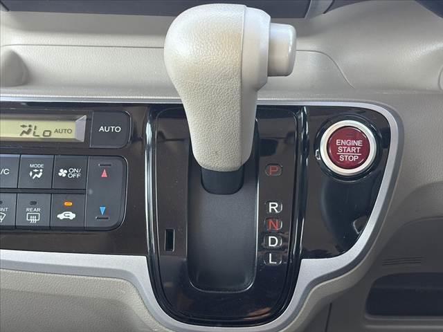 N-BOX G・Lパッケージ 禁煙車 両側電動スライド スマートキーX2 プッシュスタート 純正CDオーディオ ステリモ 電格ミラーウインカー Pガラス チルトステア ベンチシート アームレスト ヘッドライトレベライザー(27枚目)