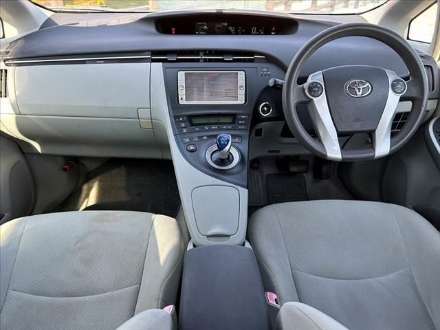 プリウス 　禁煙車　車検整備付　プッシュスタート　スマートキー　ＥＴＣ　オートライト　フォグランプ　カップホルダー付コンソールボックス　ウィンカーミラー　後席アームレスト　シートリフター　マット　サイドバイザー（2枚目）