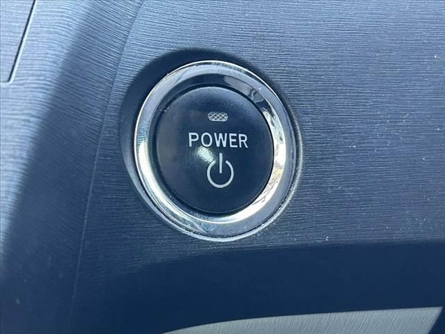 プリウス 　禁煙車　車検整備付　プッシュスタート　スマートキー　ＥＴＣ　オートライト　フォグランプ　カップホルダー付コンソールボックス　ウィンカーミラー　後席アームレスト　シートリフター　マット　サイドバイザー（4枚目）