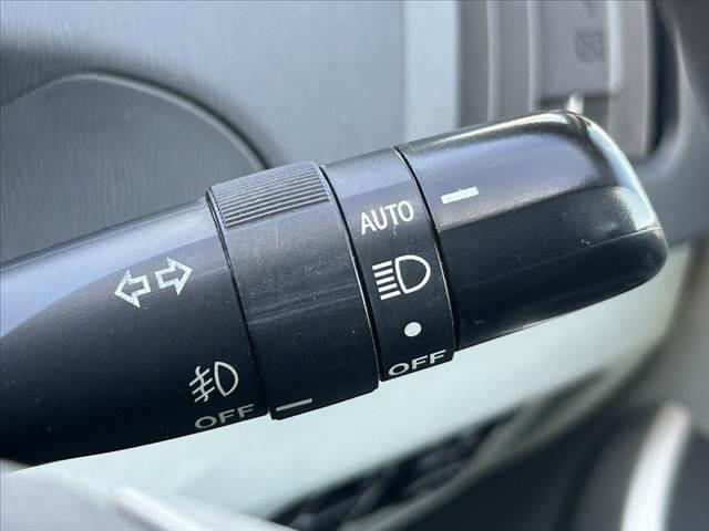 プリウス 　禁煙車　車検整備付　プッシュスタート　スマートキー　ＥＴＣ　オートライト　フォグランプ　カップホルダー付コンソールボックス　ウィンカーミラー　後席アームレスト　シートリフター　マット　サイドバイザー（6枚目）