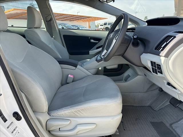 プリウス 　禁煙車　車検整備付　プッシュスタート　スマートキー　ＥＴＣ　オートライト　フォグランプ　カップホルダー付コンソールボックス　ウィンカーミラー　後席アームレスト　シートリフター　マット　サイドバイザー（16枚目）