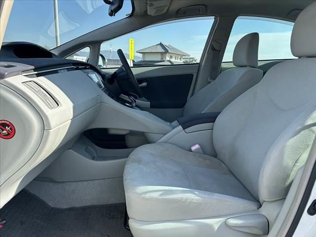 プリウス 　禁煙車　車検整備付　プッシュスタート　スマートキー　ＥＴＣ　オートライト　フォグランプ　カップホルダー付コンソールボックス　ウィンカーミラー　後席アームレスト　シートリフター　マット　サイドバイザー（17枚目）
