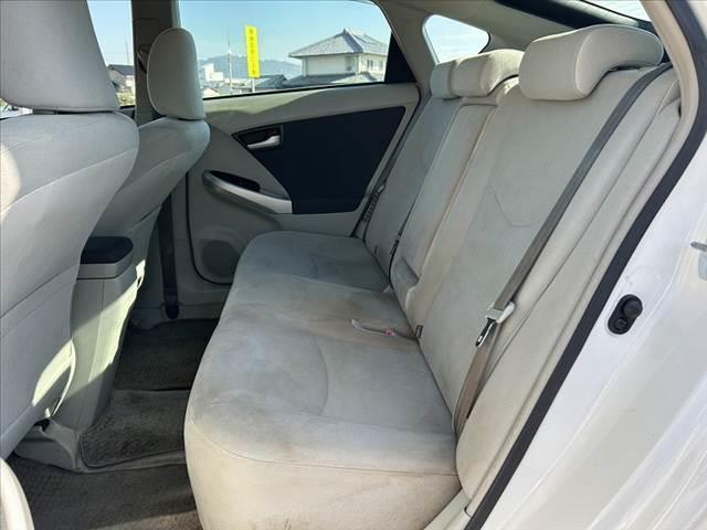 プリウス 　禁煙車　車検整備付　プッシュスタート　スマートキー　ＥＴＣ　オートライト　フォグランプ　カップホルダー付コンソールボックス　ウィンカーミラー　後席アームレスト　シートリフター　マット　サイドバイザー（18枚目）