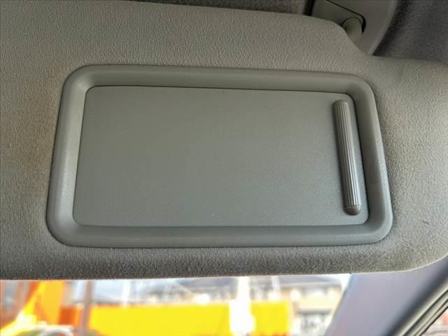 プリウス 　禁煙車　車検整備付　プッシュスタート　スマートキー　ＥＴＣ　オートライト　フォグランプ　カップホルダー付コンソールボックス　ウィンカーミラー　後席アームレスト　シートリフター　マット　サイドバイザー（25枚目）