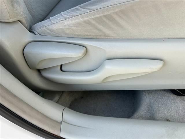プリウス 　禁煙車　車検整備付　プッシュスタート　スマートキー　ＥＴＣ　オートライト　フォグランプ　カップホルダー付コンソールボックス　ウィンカーミラー　後席アームレスト　シートリフター　マット　サイドバイザー（26枚目）
