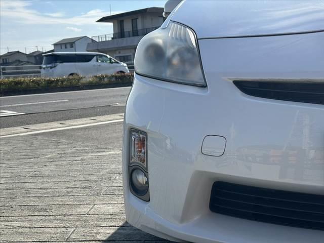 プリウス 　禁煙車　車検整備付　プッシュスタート　スマートキー　ＥＴＣ　オートライト　フォグランプ　カップホルダー付コンソールボックス　ウィンカーミラー　後席アームレスト　シートリフター　マット　サイドバイザー（28枚目）