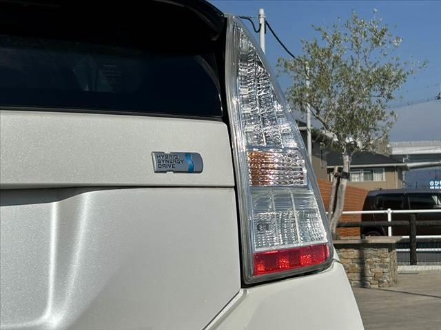 プリウス 　禁煙車　車検整備付　プッシュスタート　スマートキー　ＥＴＣ　オートライト　フォグランプ　カップホルダー付コンソールボックス　ウィンカーミラー　後席アームレスト　シートリフター　マット　サイドバイザー（31枚目）