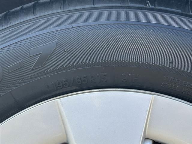 プリウス 　禁煙車　車検整備付　プッシュスタート　スマートキー　ＥＴＣ　オートライト　フォグランプ　カップホルダー付コンソールボックス　ウィンカーミラー　後席アームレスト　シートリフター　マット　サイドバイザー（36枚目）