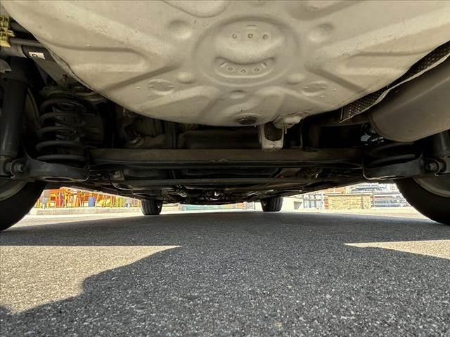 プリウス 　禁煙車　車検整備付　プッシュスタート　スマートキー　ＥＴＣ　オートライト　フォグランプ　カップホルダー付コンソールボックス　ウィンカーミラー　後席アームレスト　シートリフター　マット　サイドバイザー（37枚目）