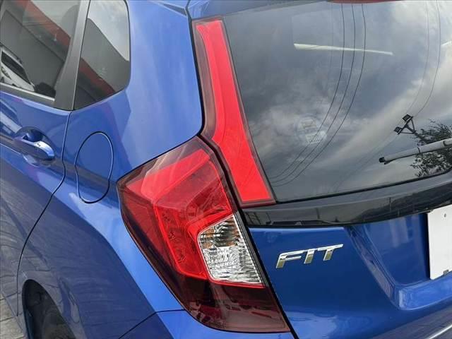 フィット １３Ｇ・Ｆパッケージ　中期　禁煙車　車検整備付　社外ディスプレイオーディオ　バックモニター　ＢＴ　Ａストップ　スマートキーＸ２　ＥＴＣ　ドラレコ　Ｐガラス　Ｆハーフシェイドウィンドウ　チルトステア　シートリフター（32枚目）