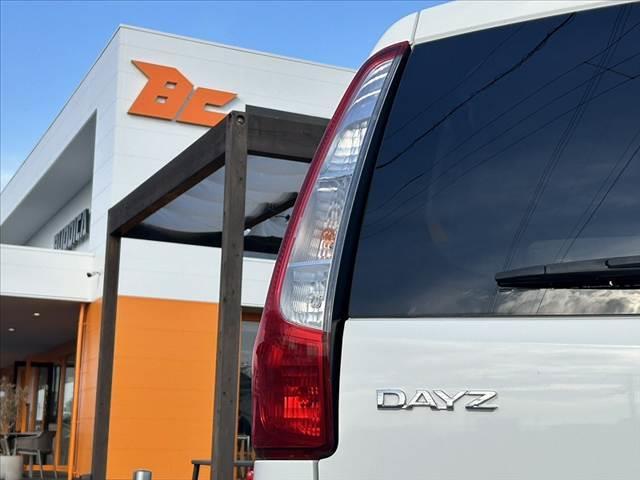 デイズ Ｊ　禁煙車　車検整備付　エマブレ　ブレーキアシスト　ヒルスタートアシスト　踏み間違え防止　純正ＳＤナビ　フルセグ　ＢＴ　ＥＴＣ　ドラレコ　キーレス　電格ミラー　横滑り防止　ベンチシート　アームレスト（35枚目）