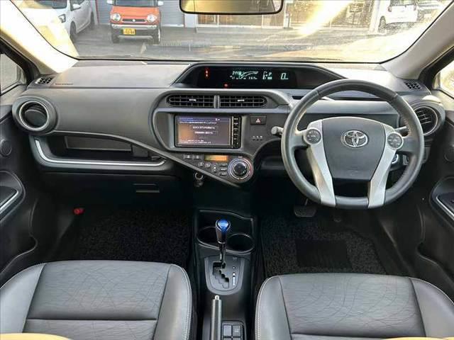 アクア Gブラックソフトレザーセレクション 後期 禁煙車 車検整備付 社外メモリナビ CD ETC エコアイドル エアコン パワステ パワーウィンドウ ヘッドライトレベライザー WSRSエアバッグ Rガラスフィルム施工 マットバイザー(2枚目)