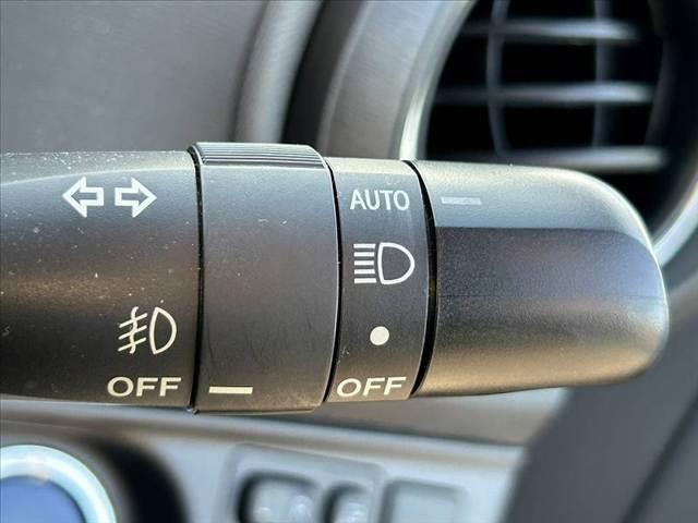 アクア Gブラックソフトレザーセレクション 後期 禁煙車 車検整備付 社外メモリナビ CD ETC エコアイドル エアコン パワステ パワーウィンドウ ヘッドライトレベライザー WSRSエアバッグ Rガラスフィルム施工 マットバイザー(6枚目)