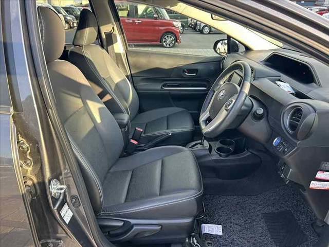 アクア Gブラックソフトレザーセレクション 後期 禁煙車 車検整備付 社外メモリナビ CD ETC エコアイドル エアコン パワステ パワーウィンドウ ヘッドライトレベライザー WSRSエアバッグ Rガラスフィルム施工 マットバイザー(16枚目)