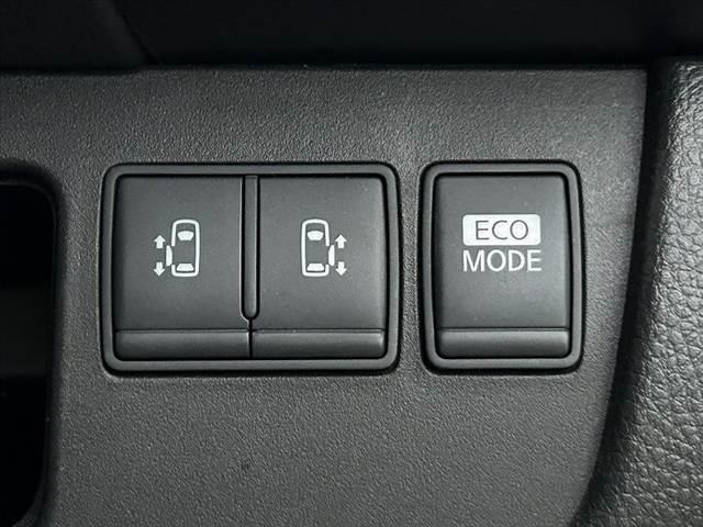 セレナ ハイウェイスターＶ　アーバンクロム　禁煙車　フリップダウンモニター　両側電動スライドドア　ナビ　フルセグ　バックモニター　ＨＩＤオートライト　クルコン　プッシュスタート　スマートキー　アイドリングストップ　フォグランプ　電格ミラー（6枚目）