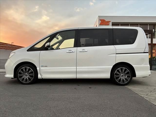 セレナ ハイウェイスターＶ　アーバンクロム　禁煙車　フリップダウンモニター　両側電動スライドドア　ナビ　フルセグ　バックモニター　ＨＩＤオートライト　クルコン　プッシュスタート　スマートキー　アイドリングストップ　フォグランプ　電格ミラー（11枚目）
