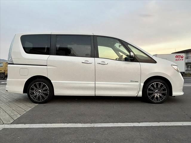 セレナ ハイウェイスターＶ　アーバンクロム　禁煙車　フリップダウンモニター　両側電動スライドドア　ナビ　フルセグ　バックモニター　ＨＩＤオートライト　クルコン　プッシュスタート　スマートキー　アイドリングストップ　フォグランプ　電格ミラー（12枚目）