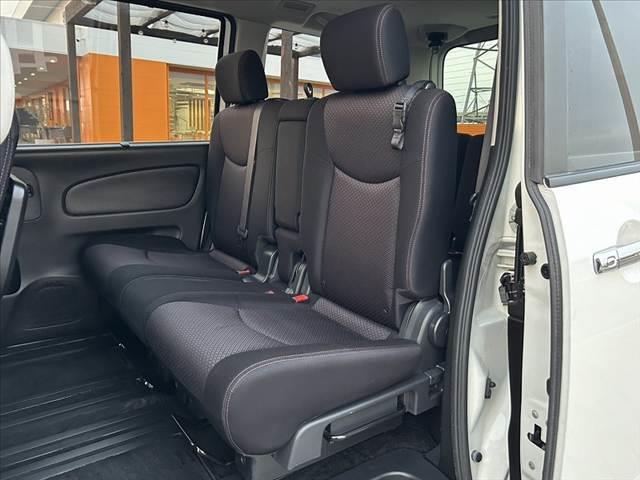 セレナ ハイウェイスターＶ　アーバンクロム　禁煙車　フリップダウンモニター　両側電動スライドドア　ナビ　フルセグ　バックモニター　ＨＩＤオートライト　クルコン　プッシュスタート　スマートキー　アイドリングストップ　フォグランプ　電格ミラー（18枚目）