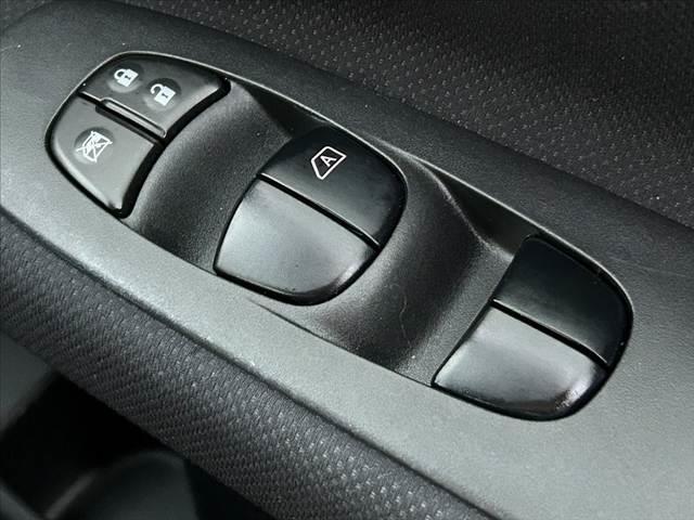 セレナ ハイウェイスターＶ　アーバンクロム　禁煙車　フリップダウンモニター　両側電動スライドドア　ナビ　フルセグ　バックモニター　ＨＩＤオートライト　クルコン　プッシュスタート　スマートキー　アイドリングストップ　フォグランプ　電格ミラー（25枚目）