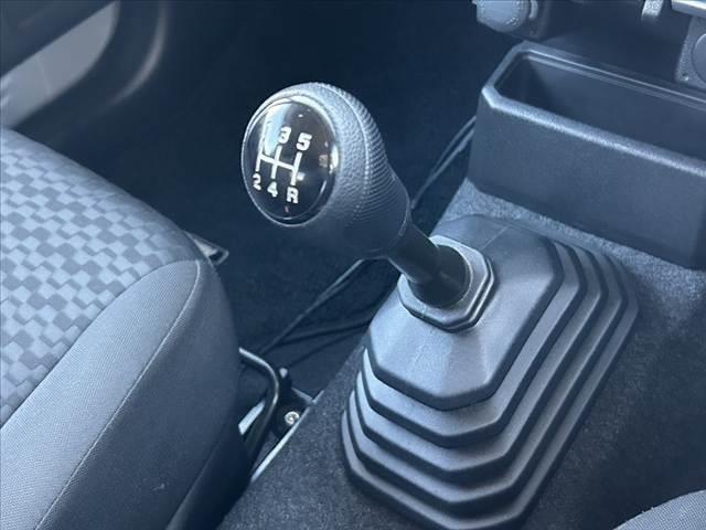 ジムニー XG 禁煙車 5MT 4WD 社外SDナビ フルセグ BT DVD キーレス スペアキー 横滑り防止 チルトステア ヨコハマ製マッドタイヤ サイドカーテンエアB マット プライバシーガラス レベライザー(5枚目)