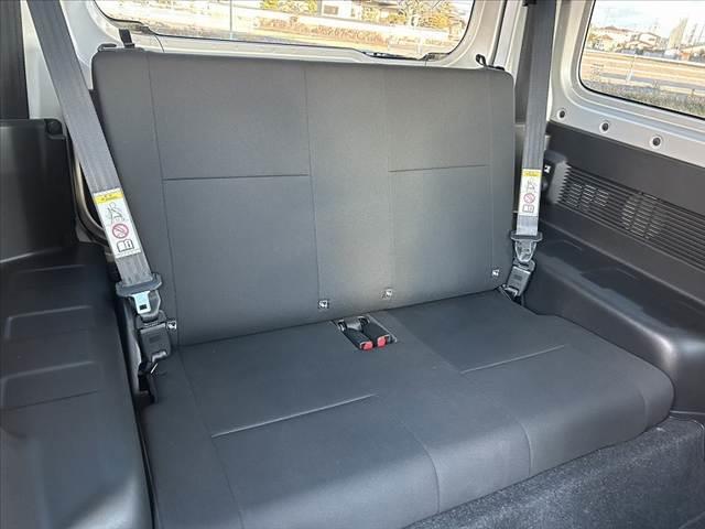 ジムニー XG 禁煙車 5MT 4WD 社外SDナビ フルセグ BT DVD キーレス スペアキー 横滑り防止 チルトステア ヨコハマ製マッドタイヤ サイドカーテンエアB マット プライバシーガラス レベライザー(19枚目)