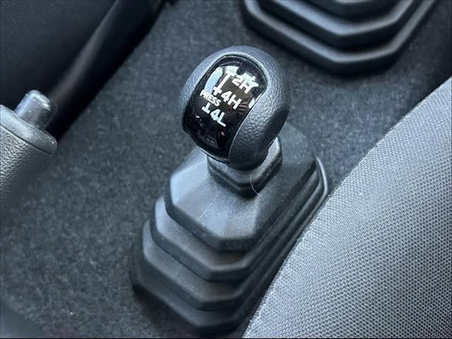 ジムニー XG 禁煙車 5MT 4WD 社外SDナビ フルセグ BT DVD キーレス スペアキー 横滑り防止 チルトステア ヨコハマ製マッドタイヤ サイドカーテンエアB マット プライバシーガラス レベライザー(24枚目)