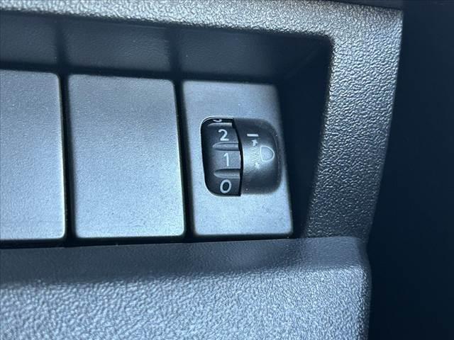 ジムニー XG 禁煙車 5MT 4WD 社外SDナビ フルセグ BT DVD キーレス スペアキー 横滑り防止 チルトステア ヨコハマ製マッドタイヤ サイドカーテンエアB マット プライバシーガラス レベライザー(27枚目)