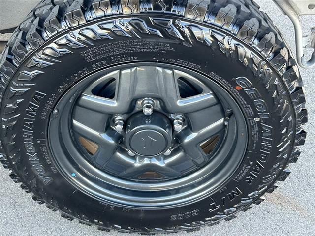 ジムニー XG 禁煙車 5MT 4WD 社外SDナビ フルセグ BT DVD キーレス スペアキー 横滑り防止 チルトステア ヨコハマ製マッドタイヤ サイドカーテンエアB マット プライバシーガラス レベライザー(34枚目)