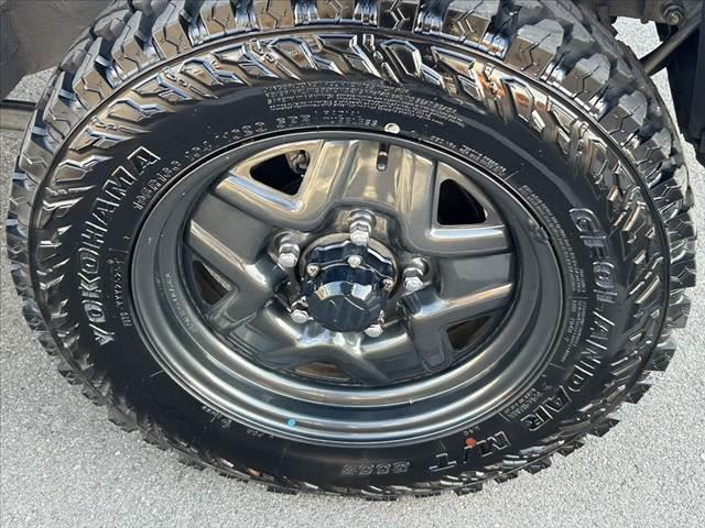 ジムニー XG 禁煙車 5MT 4WD 社外SDナビ フルセグ BT DVD キーレス スペアキー 横滑り防止 チルトステア ヨコハマ製マッドタイヤ サイドカーテンエアB マット プライバシーガラス レベライザー(36枚目)