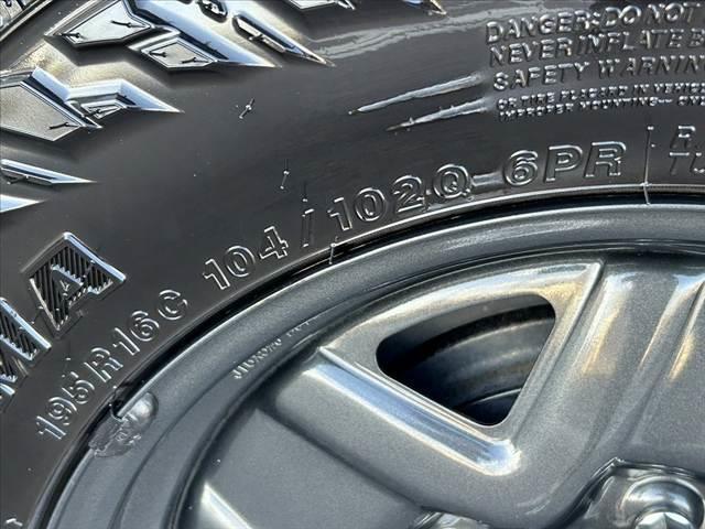 ジムニー XG 禁煙車 5MT 4WD 社外SDナビ フルセグ BT DVD キーレス スペアキー 横滑り防止 チルトステア ヨコハマ製マッドタイヤ サイドカーテンエアB マット プライバシーガラス レベライザー(37枚目)