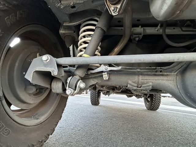 ジムニー XG 禁煙車 5MT 4WD 社外SDナビ フルセグ BT DVD キーレス スペアキー 横滑り防止 チルトステア ヨコハマ製マッドタイヤ サイドカーテンエアB マット プライバシーガラス レベライザー(39枚目)