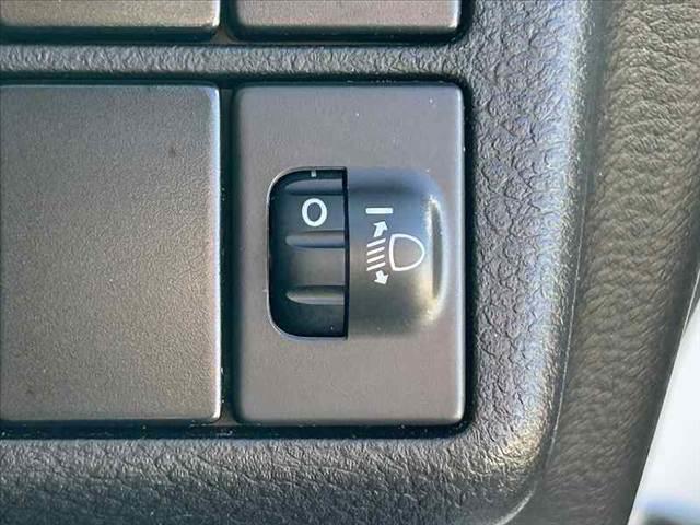 アルト ＶＰ　禁煙車　車検整備付　５ＡＧＳ　エアコン　パワステ　キーレス　スペアキー　ヘッドライトレベライザー　シガーソケット　純正セキュリティアラーム　ラジオチューナー　フロアマット　ドアバイザー　ＷＳＲＳエアＢ（7枚目）