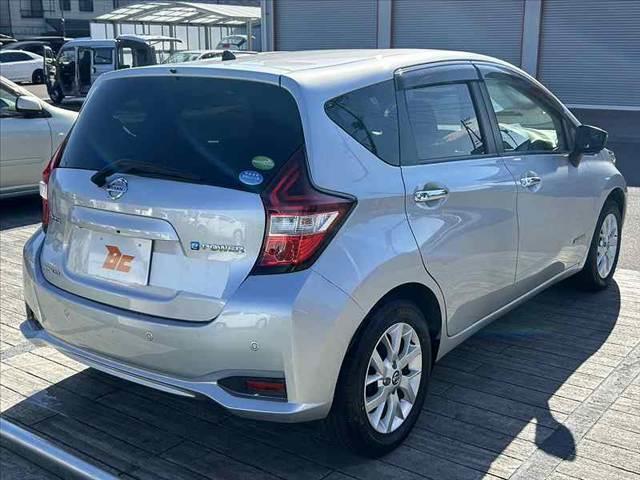 ノート ｅ－パワー　メダリスト　後期　禁煙車　車検整備付　エマブレ　アラビュー　インテリミラー　コーナーセンサー　クルコン　オートＬＥＤ　フォグ　スマートキー　純１５ＡＷ　社外メモリナビ　ＢＴ　ステリモ　電格ミラー　Ｐガラス（12枚目）