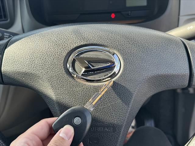 ミライース L 禁煙車 車検整備付 社外メモリナビ 地デジ キーレス エコアイドル ヘッドライトレベライザー WSRSエアバッグ ACソケット リアガラス熱線 UVカットガラス セキュリティアラーム フロアマット(7枚目)