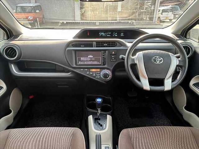 アクア G 禁煙車 車検整備付 スマートキー 純正SDナビ 地デジ BT ETC オートライト 電格ミラーウインカー 革巻きステア チルトステア シートリフター Pガラス アームレスト オートコーナーポール(2枚目)