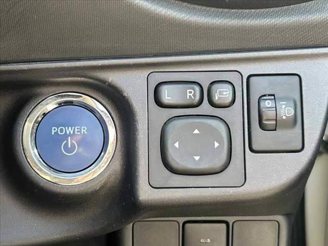 アクア G 禁煙車 車検整備付 スマートキー 純正SDナビ 地デジ BT ETC オートライト 電格ミラーウインカー 革巻きステア チルトステア シートリフター Pガラス アームレスト オートコーナーポール(3枚目)