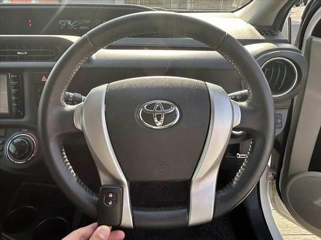 アクア G 禁煙車 車検整備付 スマートキー 純正SDナビ 地デジ BT ETC オートライト 電格ミラーウインカー 革巻きステア チルトステア シートリフター Pガラス アームレスト オートコーナーポール(4枚目)