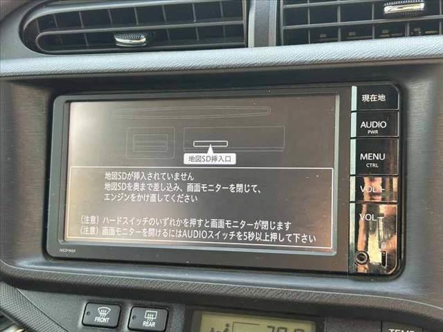 アクア G 禁煙車 車検整備付 スマートキー 純正SDナビ 地デジ BT ETC オートライト 電格ミラーウインカー 革巻きステア チルトステア シートリフター Pガラス アームレスト オートコーナーポール(5枚目)