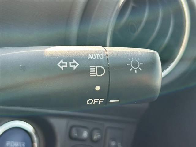 アクア G 禁煙車 車検整備付 スマートキー 純正SDナビ 地デジ BT ETC オートライト 電格ミラーウインカー 革巻きステア チルトステア シートリフター Pガラス アームレスト オートコーナーポール(6枚目)