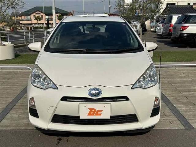 アクア G 禁煙車 車検整備付 スマートキー 純正SDナビ 地デジ BT ETC オートライト 電格ミラーウインカー 革巻きステア チルトステア シートリフター Pガラス アームレスト オートコーナーポール(9枚目)