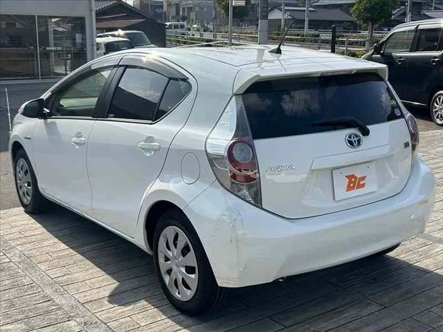 アクア G 禁煙車 車検整備付 スマートキー 純正SDナビ 地デジ BT ETC オートライト 電格ミラーウインカー 革巻きステア チルトステア シートリフター Pガラス アームレスト オートコーナーポール(14枚目)