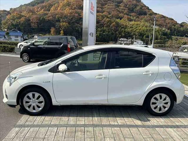 アクア G 禁煙車 車検整備付 スマートキー 純正SDナビ 地デジ BT ETC オートライト 電格ミラーウインカー 革巻きステア チルトステア シートリフター Pガラス アームレスト オートコーナーポール(15枚目)