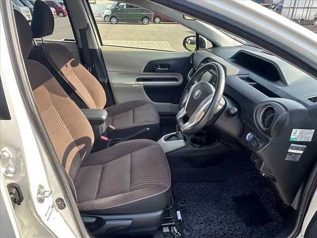 アクア G 禁煙車 車検整備付 スマートキー 純正SDナビ 地デジ BT ETC オートライト 電格ミラーウインカー 革巻きステア チルトステア シートリフター Pガラス アームレスト オートコーナーポール(16枚目)