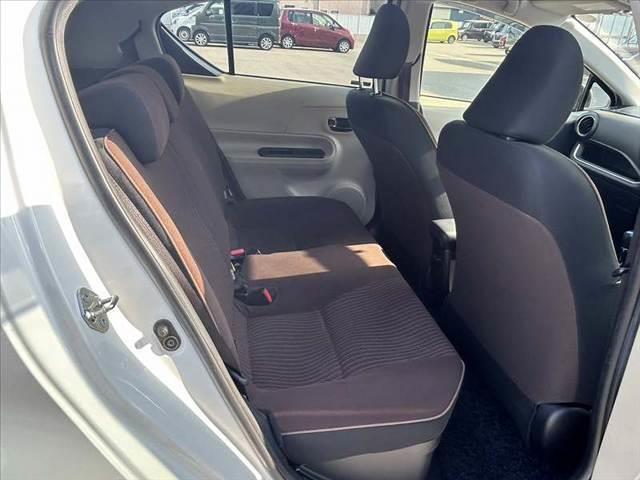 アクア G 禁煙車 車検整備付 スマートキー 純正SDナビ 地デジ BT ETC オートライト 電格ミラーウインカー 革巻きステア チルトステア シートリフター Pガラス アームレスト オートコーナーポール(19枚目)