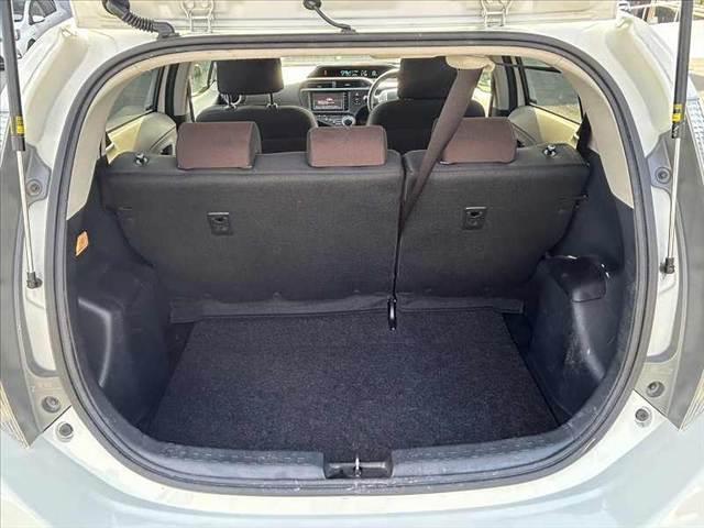 アクア G 禁煙車 車検整備付 スマートキー 純正SDナビ 地デジ BT ETC オートライト 電格ミラーウインカー 革巻きステア チルトステア シートリフター Pガラス アームレスト オートコーナーポール(20枚目)