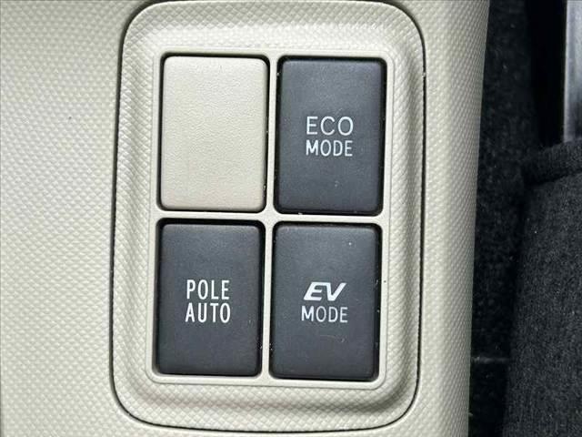 アクア G 禁煙車 車検整備付 スマートキー 純正SDナビ 地デジ BT ETC オートライト 電格ミラーウインカー 革巻きステア チルトステア シートリフター Pガラス アームレスト オートコーナーポール(22枚目)