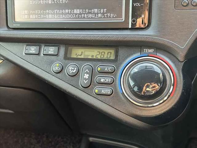 アクア G 禁煙車 車検整備付 スマートキー 純正SDナビ 地デジ BT ETC オートライト 電格ミラーウインカー 革巻きステア チルトステア シートリフター Pガラス アームレスト オートコーナーポール(23枚目)