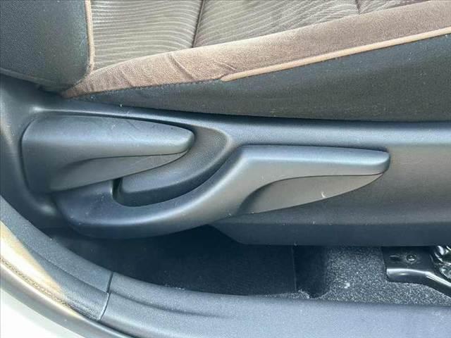 アクア G 禁煙車 車検整備付 スマートキー 純正SDナビ 地デジ BT ETC オートライト 電格ミラーウインカー 革巻きステア チルトステア シートリフター Pガラス アームレスト オートコーナーポール(27枚目)